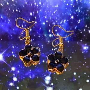 HANDMADE black floral earrings 🖤